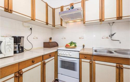 Awesome Apartment In Lovran With Wifi