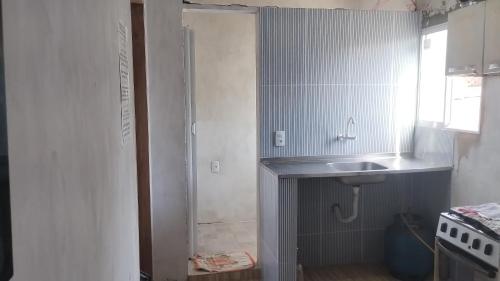 Kuchyň nebo kuchyňský kout v ubytování Casa Rosa 2 Quartos ,Praia cabuçu saubara