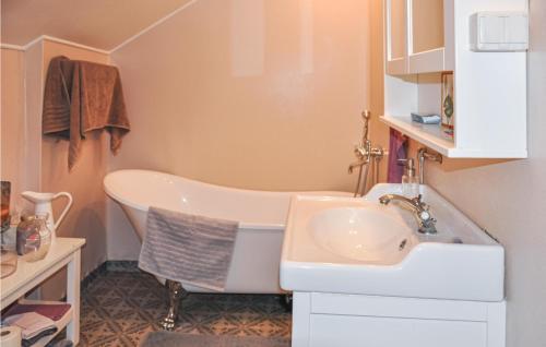Ein Badezimmer in der Unterkunft Nice Home In Segmon With Kitchen