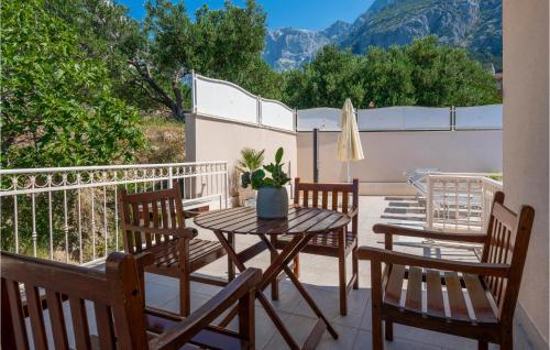 Three-Bedroom Holiday Home Makarska With Sea View 04