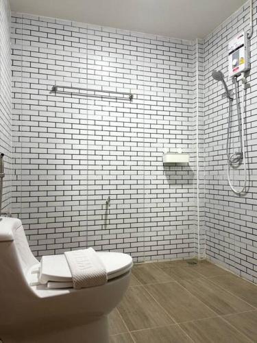a white bathroom with a toilet and a shower at 10MIN 曼谷独栋Chatuchack,Kasetsart精品别墅 MYSTORY HOUSE in Bangkok