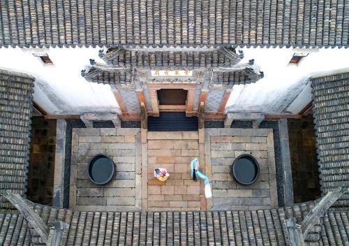 an overhead view of a building with snow on the roof at 上海松江广富林宰相府酒店 in Songjiang
