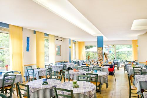 une salle à manger avec des tables et des chaises dans l'établissement Hotel Villa Rosa, à Cesenatico