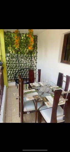 a dining room with a glass table and chairs at Apartament para pareja muy acogedor y privado in Cafemba