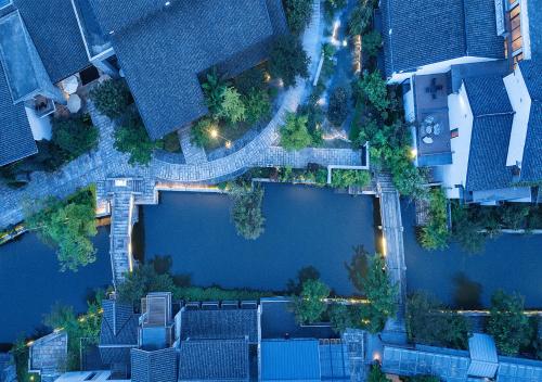 an overhead view of a yard with a pond at night at 上海松江广富林宰相府酒店 in Songjiang