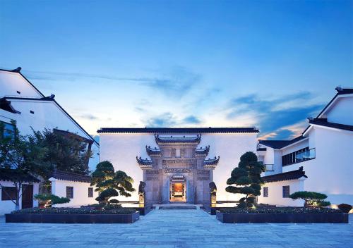 a building with a gate in the middle at 上海松江广富林宰相府酒店 in Songjiang