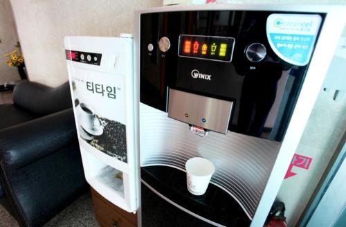 Kemudahan buat kopi dan teh di Happy Hotel