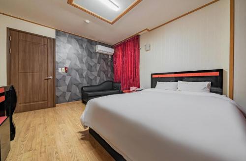Katil atau katil-katil dalam bilik di Happy Hotel