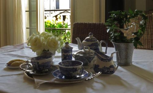 un tavolo con tazze da tè e piattini sopra di B&B San Leonardo a Treviso