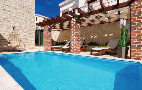 Bazén v ubytování Amazing Home In Novigrad With Sauna nebo v jeho okolí