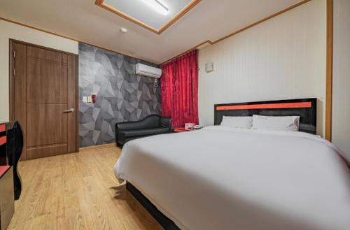 Katil atau katil-katil dalam bilik di Happy Hotel