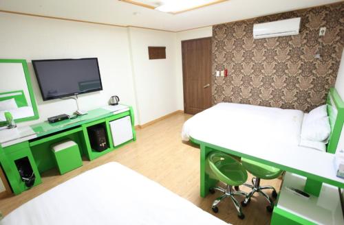 Katil atau katil-katil dalam bilik di Happy Hotel