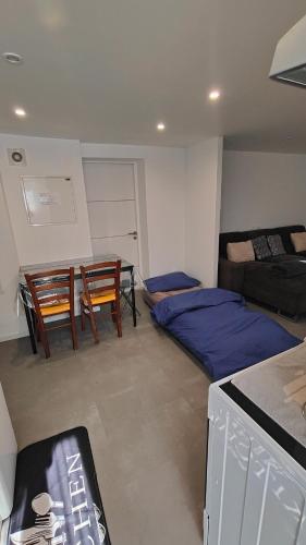 une chambre avec un lit, une table et des chaises dans l'établissement Bel appartement F2 entièrement rénové, à Sélestat