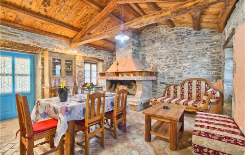 ブゼトにあるVilla Denisのテーブルと暖炉のあるダイニングルーム