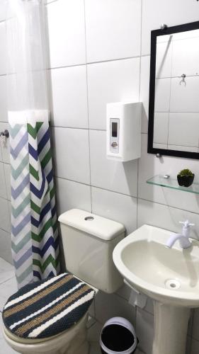 a bathroom with a toilet and a sink at Apt perto do shopping in Petrolina