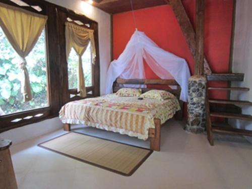 Junia Guesthouse Bukit Lawang tesisinde bir odada yatak veya yataklar