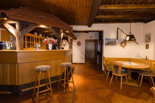 a restaurant with a bar and tables and chairs at Pension Zum-Ratsherrn in Friedrichroda