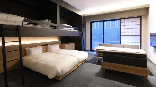 Postel nebo postele na pokoji v ubytování KOKO HOTEL Residence Kyoto Nijo Castle