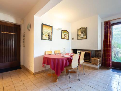une salle à manger avec une table et une cheminée dans l'établissement Chalet cosy 6 pers Peyragudes, navette ski, animaux ok, cheminée, barbecue - FR-1-695-62, à Gouaux-de-Larboust