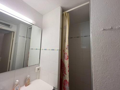 une salle de bain avec une douche, un lavabo et un miroir dans l'établissement T2 cabine avec parking et piscine, proche commodités - FR-1-749-73, au Cap d'Agde