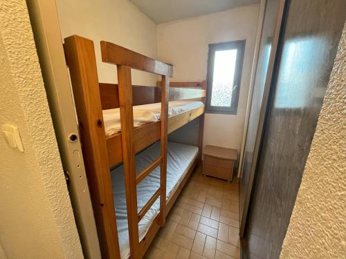 une chambre avec deux lits superposés dans l'établissement T2 Cabine rénové Cap d'Agde: 4 pers, parking, prox plages - FR-1-749-74, au Cap d'Agde