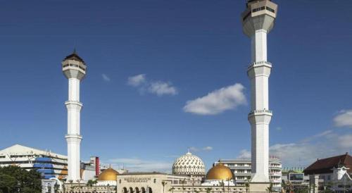 two tall white columns in front of a mosque at Raffleshom Hotel in Bandung