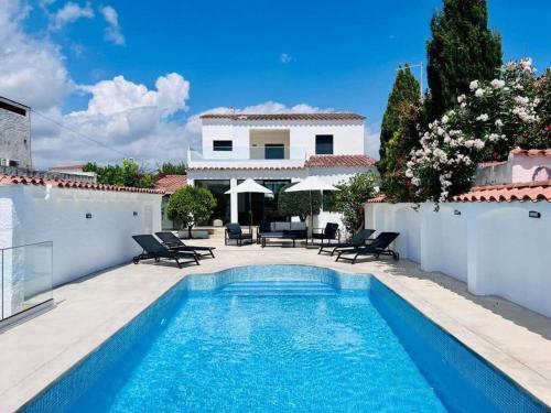Villa de Lujo con Piscina Privada y Aparcamiento en Empuriabrava - HISP-288-67