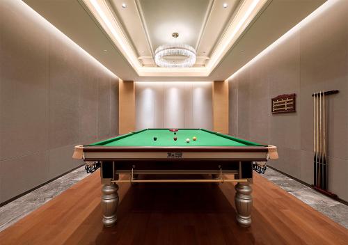 a billiard room with a pool table in it at 上海松江广富林宰相府酒店 in Songjiang