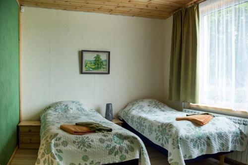 Een bed of bedden in een kamer bij Puuna Öömaja B&B
