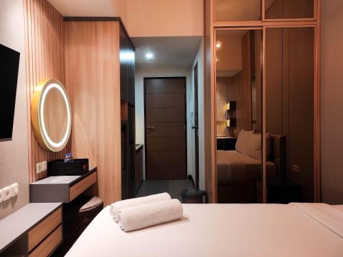 Postel nebo postele na pokoji v ubytování Comfy Studio at Vida View Makassar Apartment By Travelio