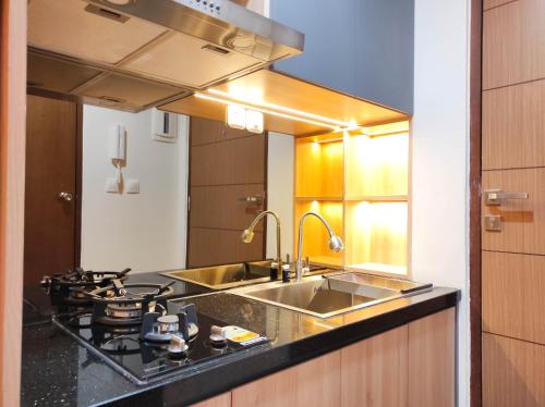 Kuchyň nebo kuchyňský kout v ubytování Comfy Studio at Vida View Makassar Apartment By Travelio