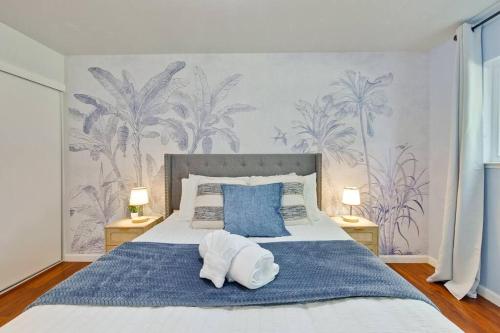 Ένα ή περισσότερα κρεβάτια σε δωμάτιο στο MJ Cozy 2B1B Duplex AC Walk to Shopping 1891