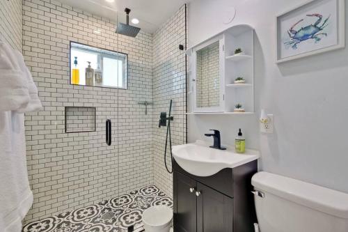 Ένα μπάνιο στο MJ Cozy 2B1B Duplex AC Walk to Shopping 1891