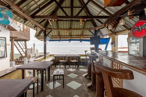 un ristorante con un bar con tavoli e sedie di Monaliza Surf Resort La Union a San Juan