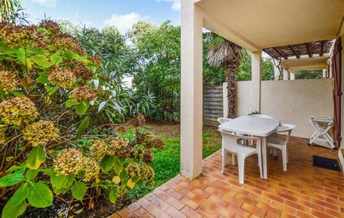d'une terrasse en briques avec une table et des chaises. dans l'établissement 1 Bedroom Stunning Apartment In Cargèse, à Cargèse