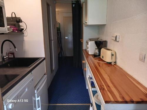 une cuisine avec un comptoir et un évier dans l'établissement Studio skis aux pieds pour 4 pers. à Arc 1800, proche commerces - FR-1-411-952, à Bourg-Saint-Maurice