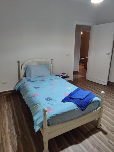 Cama o camas de una habitación en Maadi Serenity:3BR Inviting Home