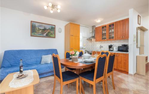 Kuchyňa alebo kuchynka v ubytovaní Lovely Apartment In Fazana With Kitchen