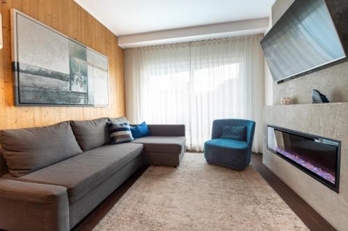 a living room with a couch and a tv at Saphir, Spacious 2-bedroom apartment, City center, Free parking in Quebec City