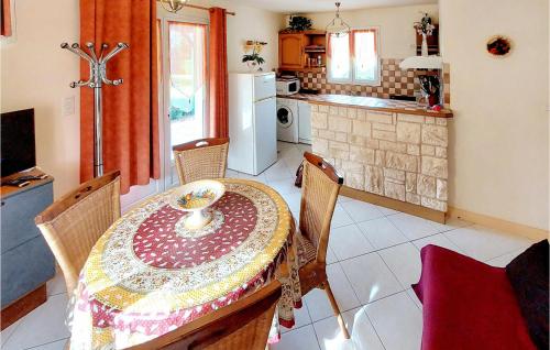 Il comprend une cuisine équipée d'une table et de chaises. dans l'établissement 2 Bedroom Nice Home In Souvigne, à Souvigné