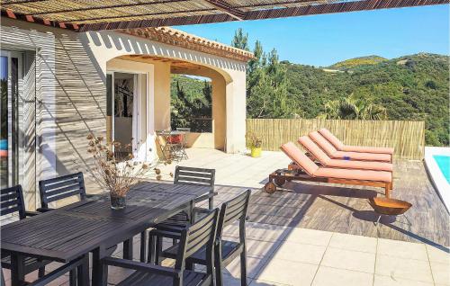 un patio avec une table et des chaises et une piscine dans l'établissement Awesome Home In St Nazaire De Ladarez, à Saint-Nazaire-de-Ladarez