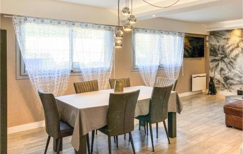 une salle à manger avec une table et des chaises dans l'établissement Cozy Apartment In Fécamp With Kitchen, à Fécamp