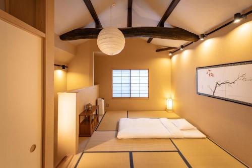 a room with a bed in the middle of it at 谷町君 星屋 若川楽水 京都鴨川 in Kyoto