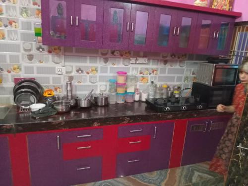 Kuchyň nebo kuchyňský kout v ubytování RADHA APARTMENTS Stay