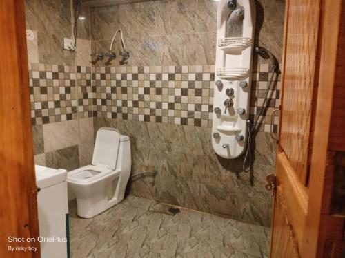 un baño con lavabo e inodoro en Jibhi mountain view 1, en Jibhi