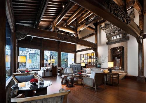 a large living room with furniture and a fireplace at 上海松江广富林宰相府酒店 in Songjiang
