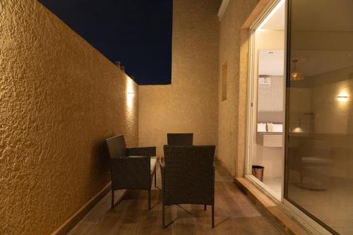 a dining room with two chairs and a table at شقه 7فاخره ثلاث غرف نوم وجلسه خارجيه in Riyadh