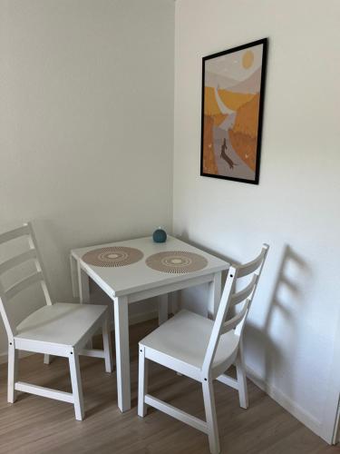 a table and two chairs and a table and a picture at Billund Mini hostel room 4 - Tæt på LEGOLAND og LEGO HOUSE in Billund