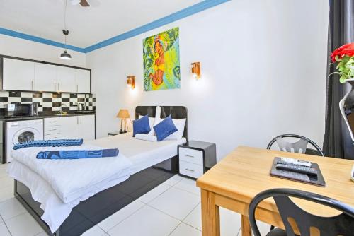 a small bedroom with a bed and a table at Rare New Marina Hotspot With Pool & Fast Free WIFI - Western Standards - Sheraton Plaza 415 in Hurghada