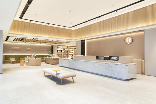 una hall con bancone e sala d'attesa di JI Hotel Wuhan Baishazhou Hongshan Vanke Plaza Branch a Wuhan